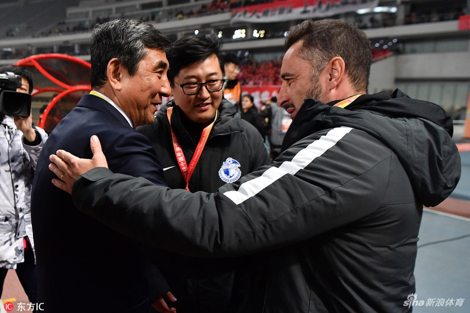 两主帅赛前握手