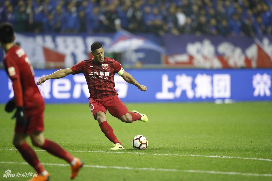 胡尔克主罚任意球