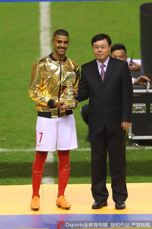 恒大捧起超级杯奖杯