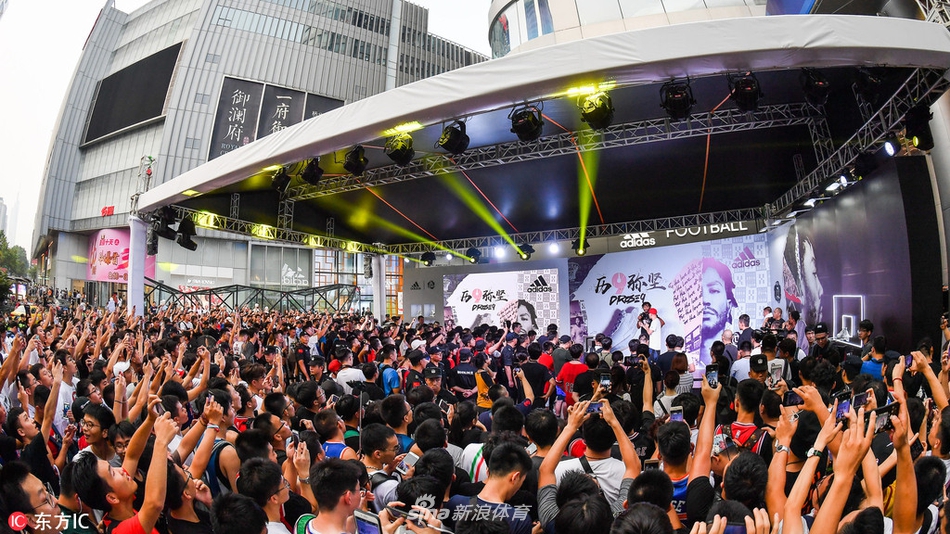 罗斯与球迷互动现场气氛火爆