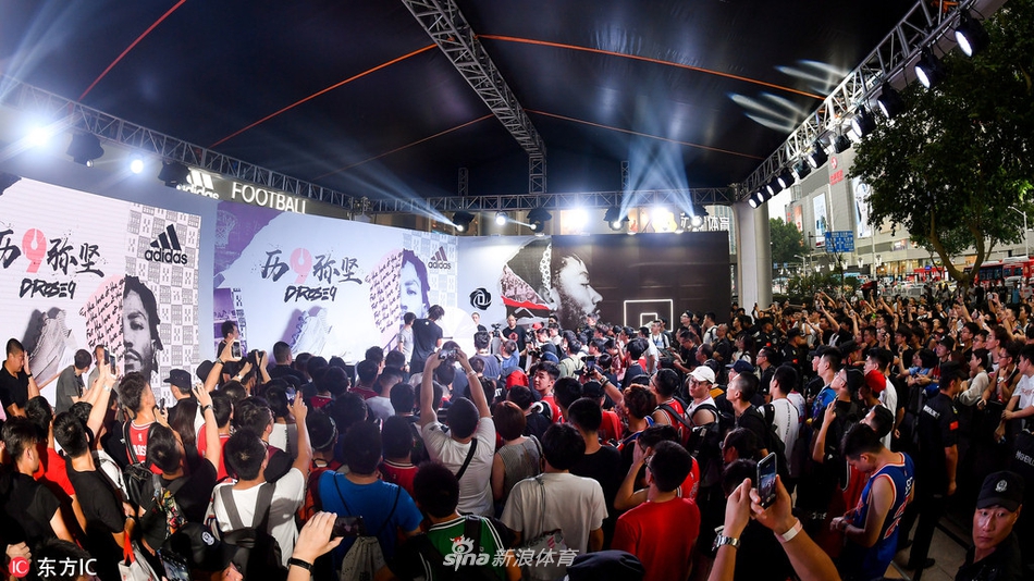 罗斯与球迷互动现场气氛火爆