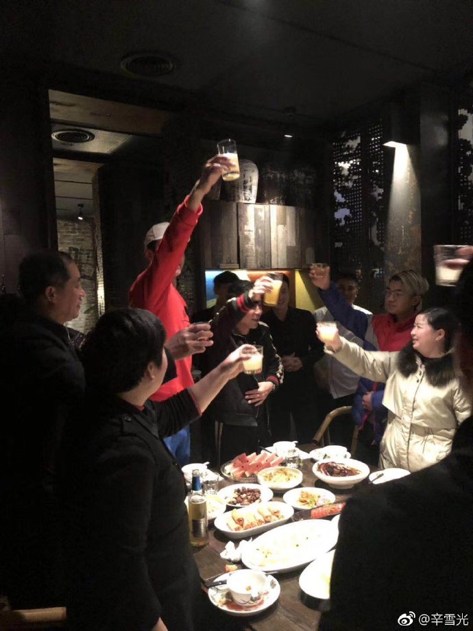 孙杨不受风波影响与友人聚餐庆祝小年