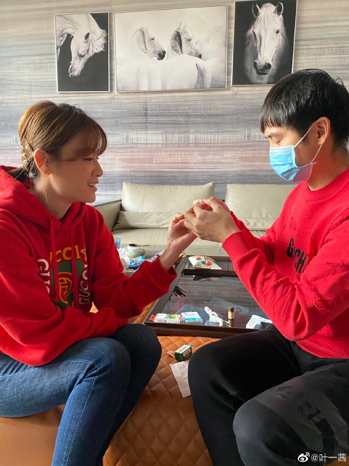 田亮给老婆贴创口贴 叶一茜笑称细致得像路边贴膜的
