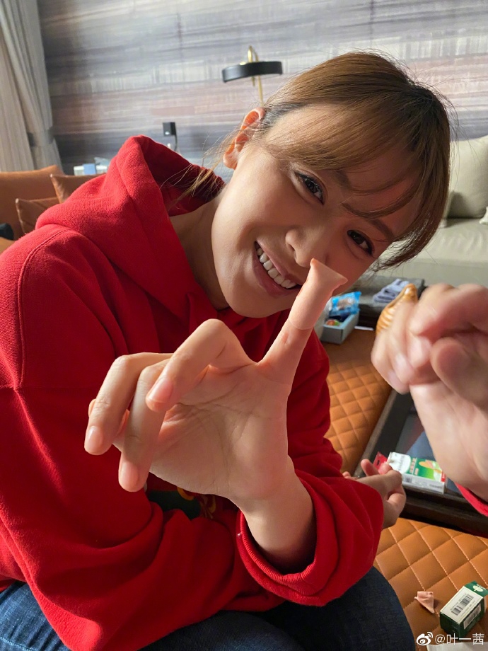 田亮给老婆贴创口贴 叶一茜笑称细致得像路边贴膜的