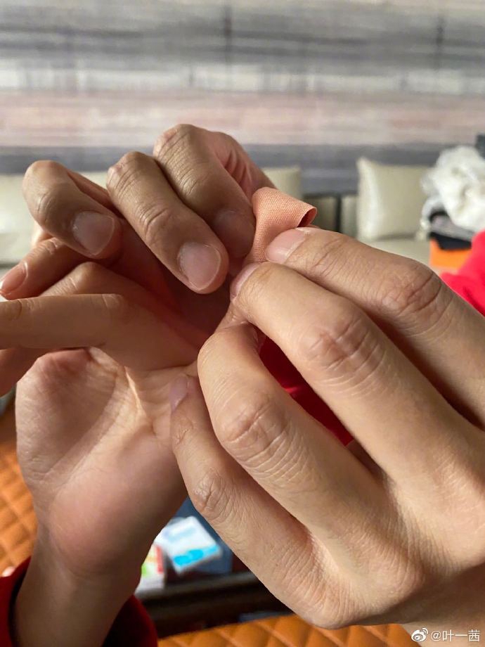 田亮给老婆贴创口贴 叶一茜笑称细致得像路边贴膜的