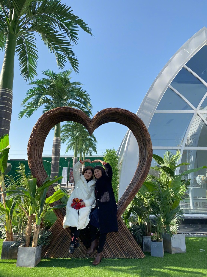 何雯娜晒与婆婆合影氛围融洽画面有爱