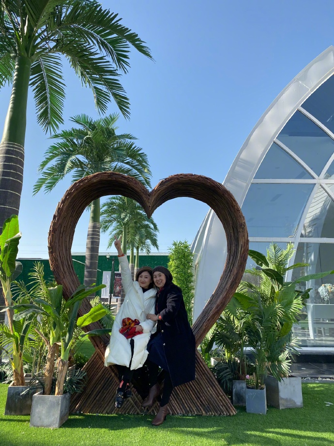 何雯娜晒与婆婆合影氛围融洽画面有爱