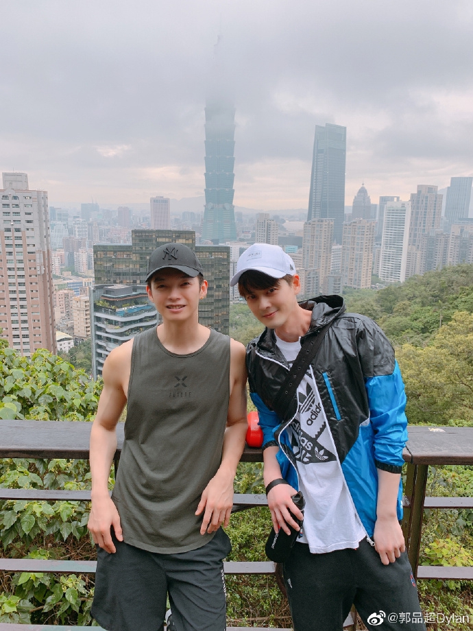 郭品超与好兄弟辰亦儒户外运动 山顶合影摆pose活力十足