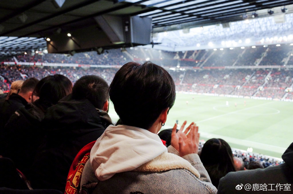 迷弟本弟！鹿晗看曼联比赛目不转睛