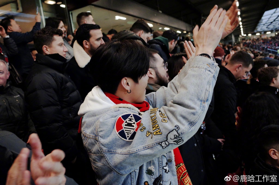 迷弟本弟！鹿晗看曼联比赛目不转睛