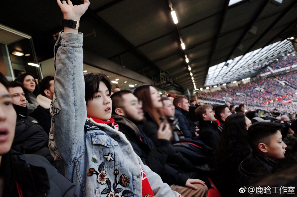 迷弟本弟！鹿晗看曼联比赛目不转睛