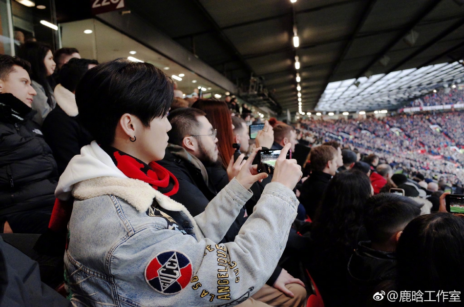 迷弟本弟！鹿晗看曼联比赛目不转睛