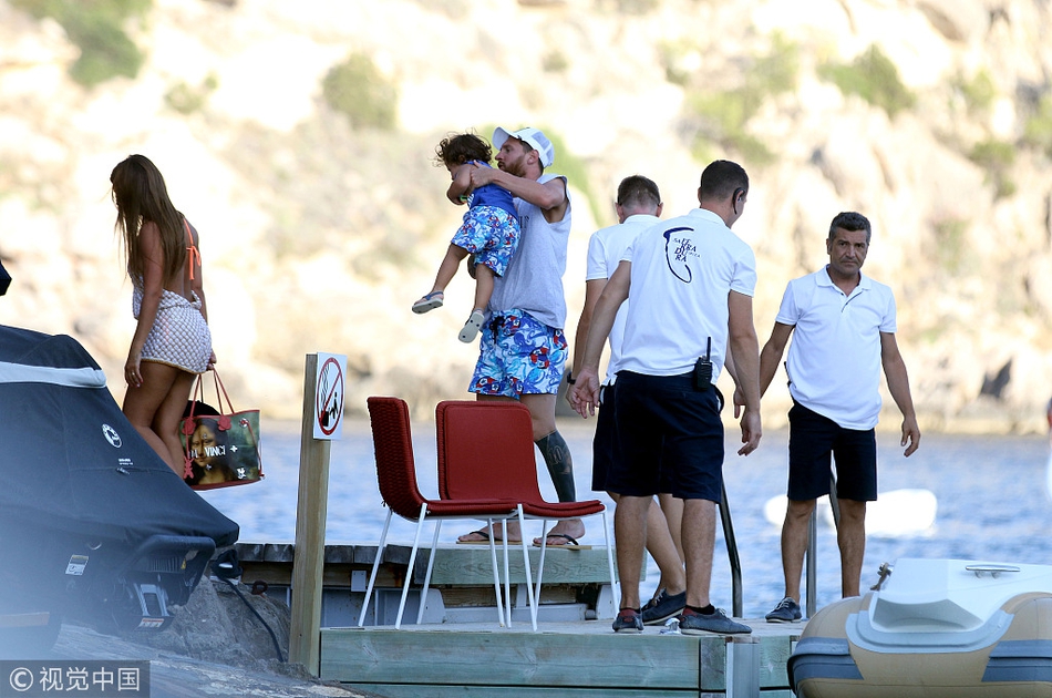 梅西携家人海滨度假乘汽艇