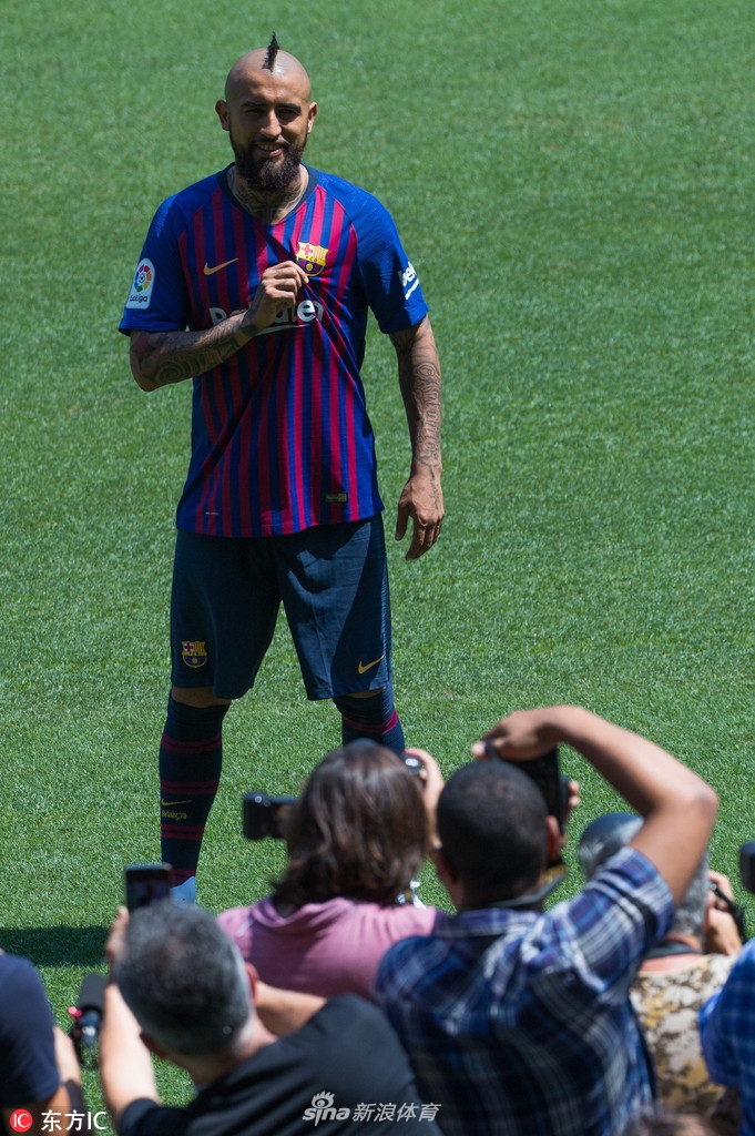 比达尔亮相诺坎普球场