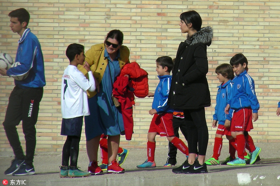 C罗女友观看迷你罗比赛