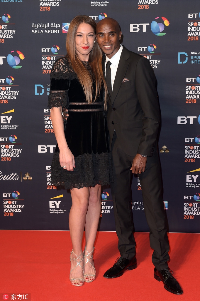 法拉赫与爱妻亮相旁若无人大秀恩爱