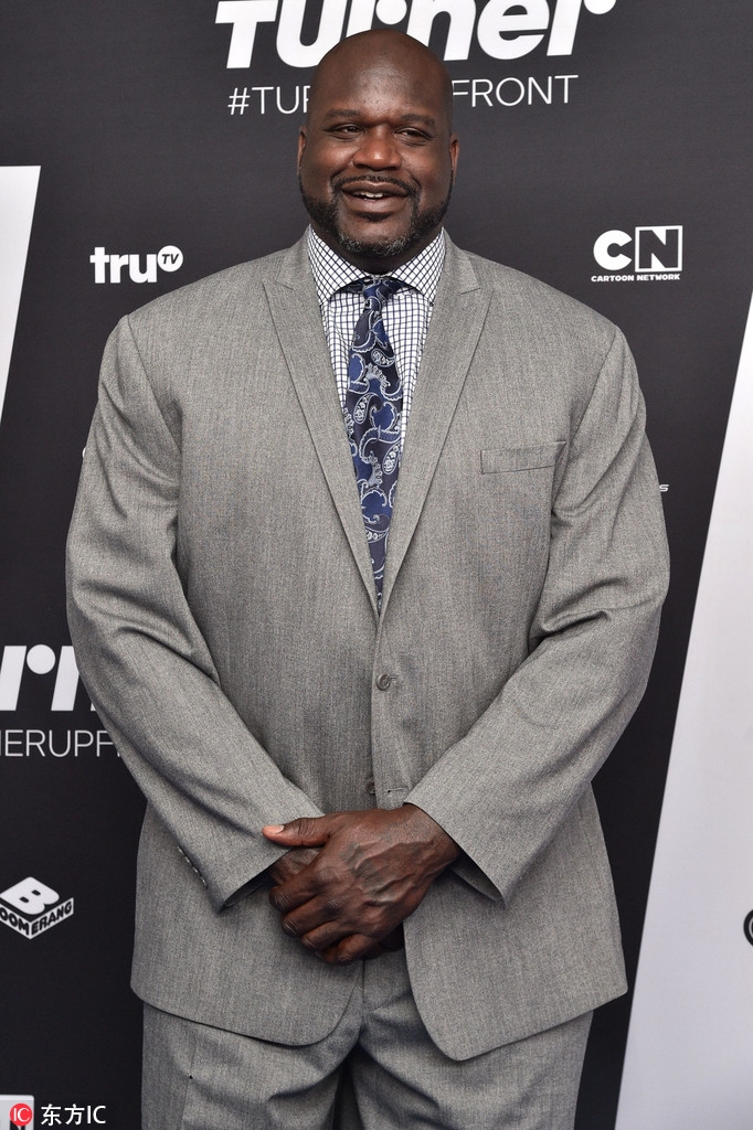 奥尼尔参加活动与美女主持搞怪合影