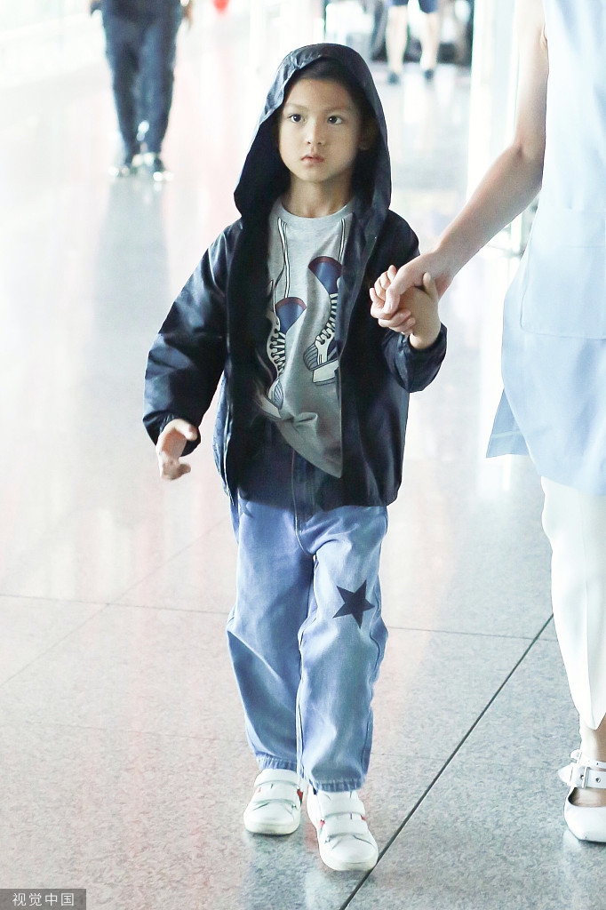 叶一茜挥手打招呼鸽子蛋抢镜 儿子小亮仔酷帅有型星范足