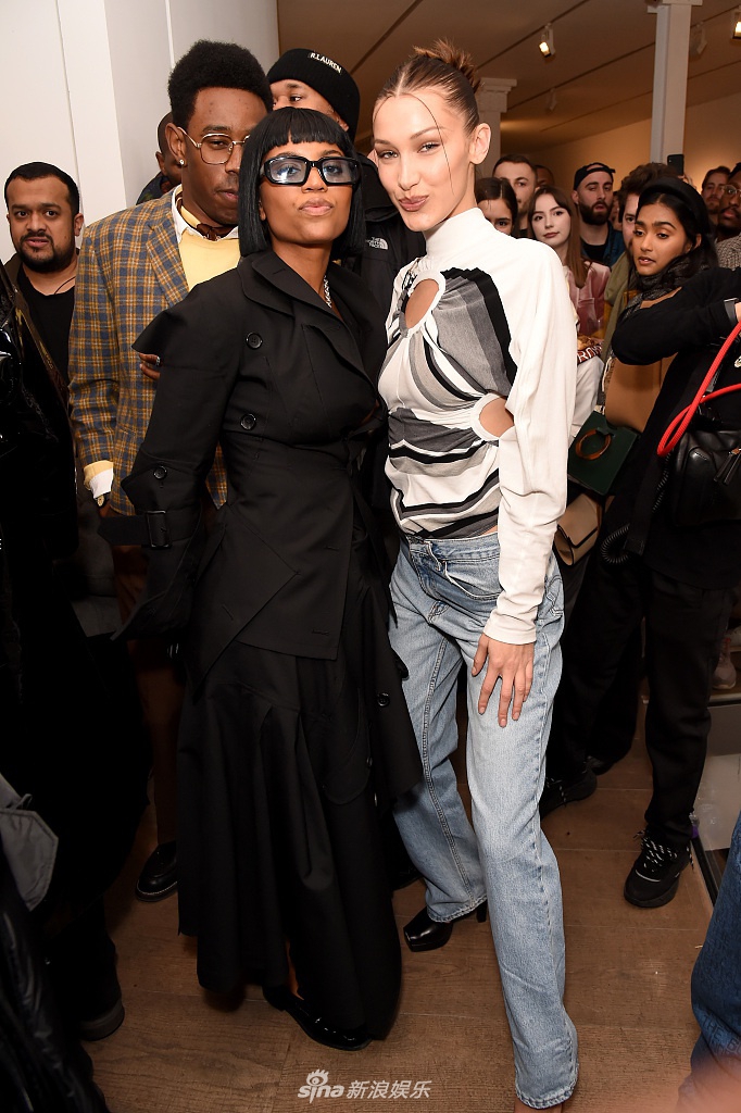 "肯豆"变蝴蝶仙子揽男伴甜笑合照 贝拉穿镂空拼色装小露性感