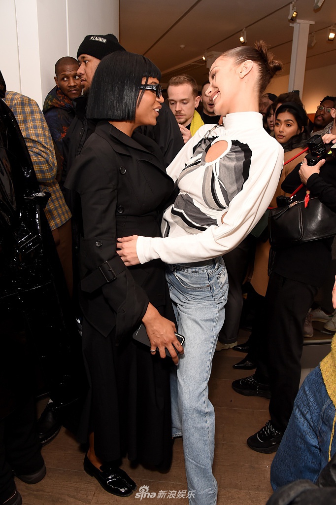 "肯豆"变蝴蝶仙子揽男伴甜笑合照 贝拉穿镂空拼色装小露性感