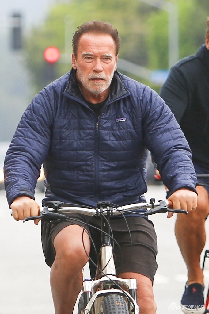 73岁施瓦辛格穿羽绒服街头骑行 全程领先友人宝刀不老