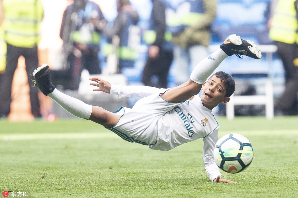 迷你罗小秀脚法模仿C罗倒钩+招牌动作