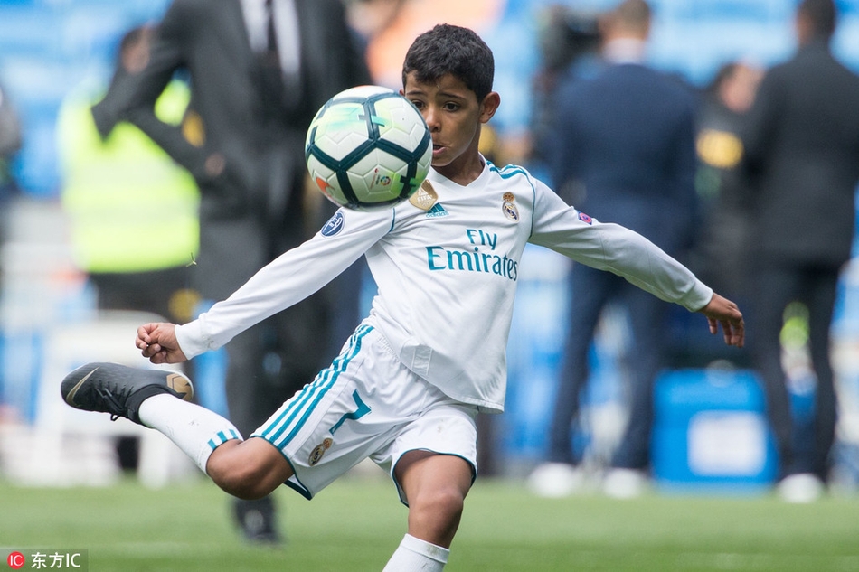 迷你罗小秀脚法模仿C罗倒钩+招牌动作