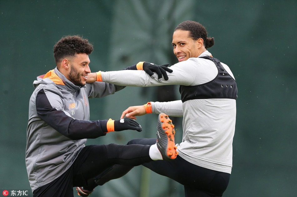利物浦训练备战球员轻松有说有笑