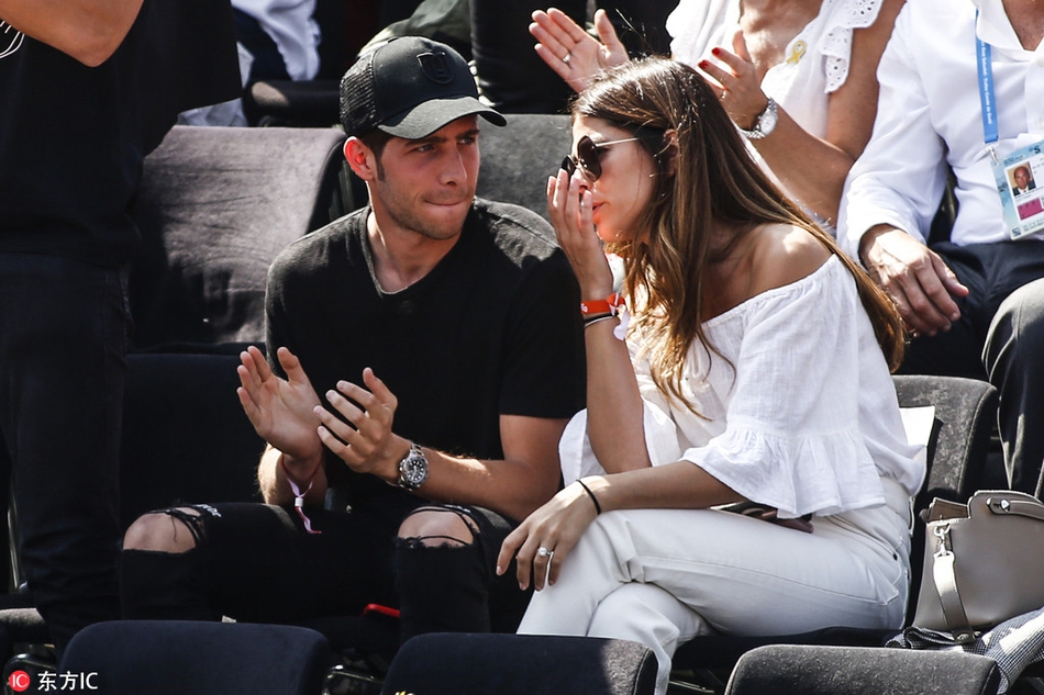 巴萨球星罗伯托携女友观战网球