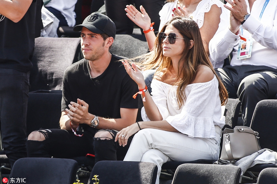 巴萨球星罗伯托携女友观战网球