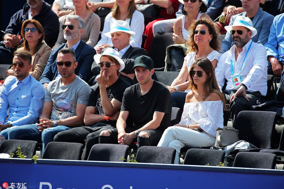 巴萨球星罗伯托携女友观战网球