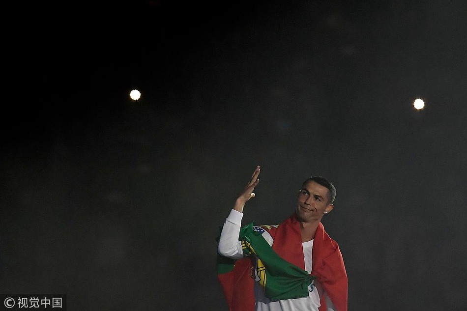 皇马欧冠夺冠举行冠军游行 C罗成为焦点