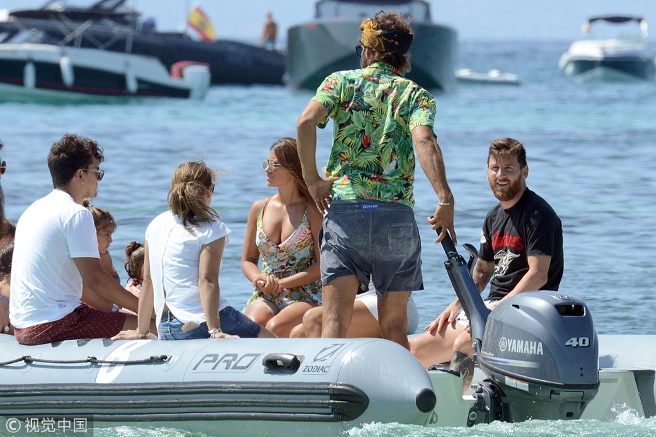 梅西度假和兄弟勾肩搭背不顾娃 娇妻安东内拉上围火爆撩发露甜笑