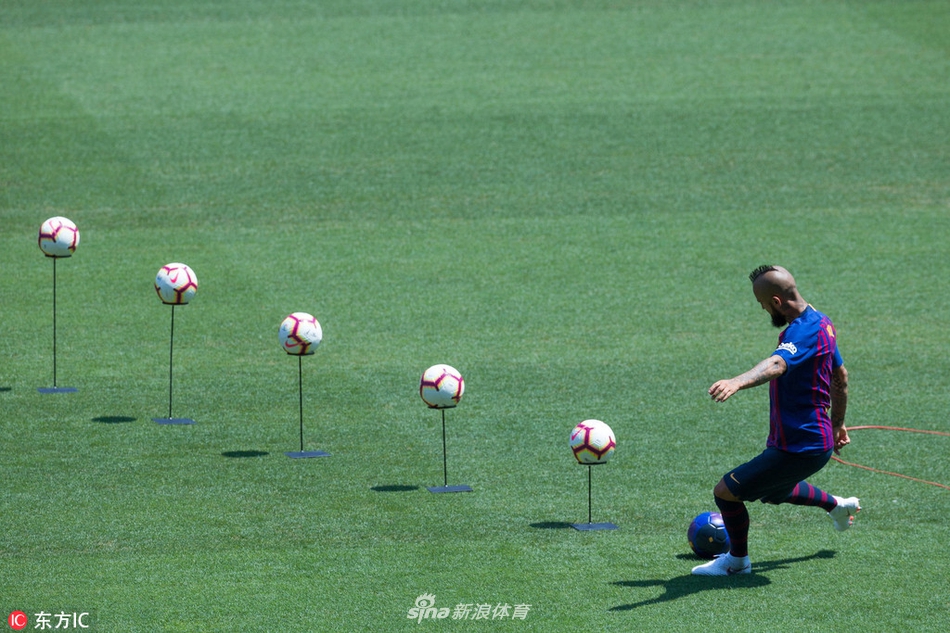 比达尔亮相诺坎普球场