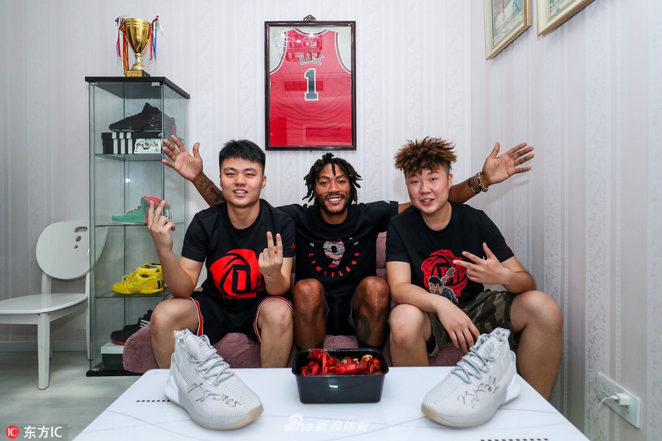 罗斯与球迷互动现场气氛火爆