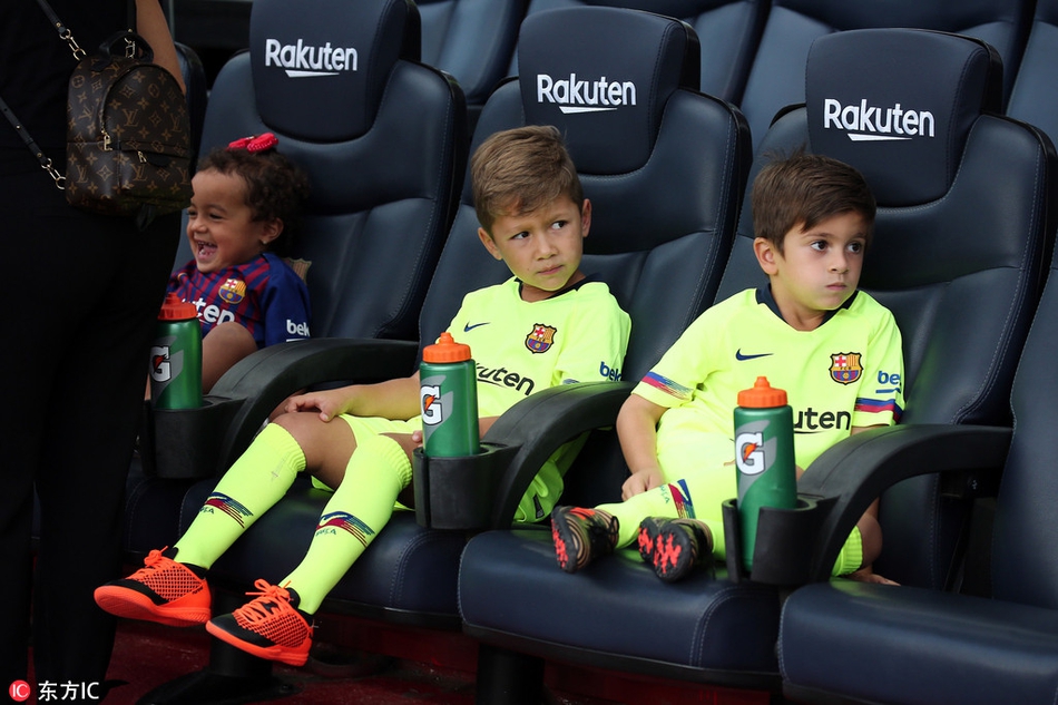 巴萨众星家人亮相诺坎普