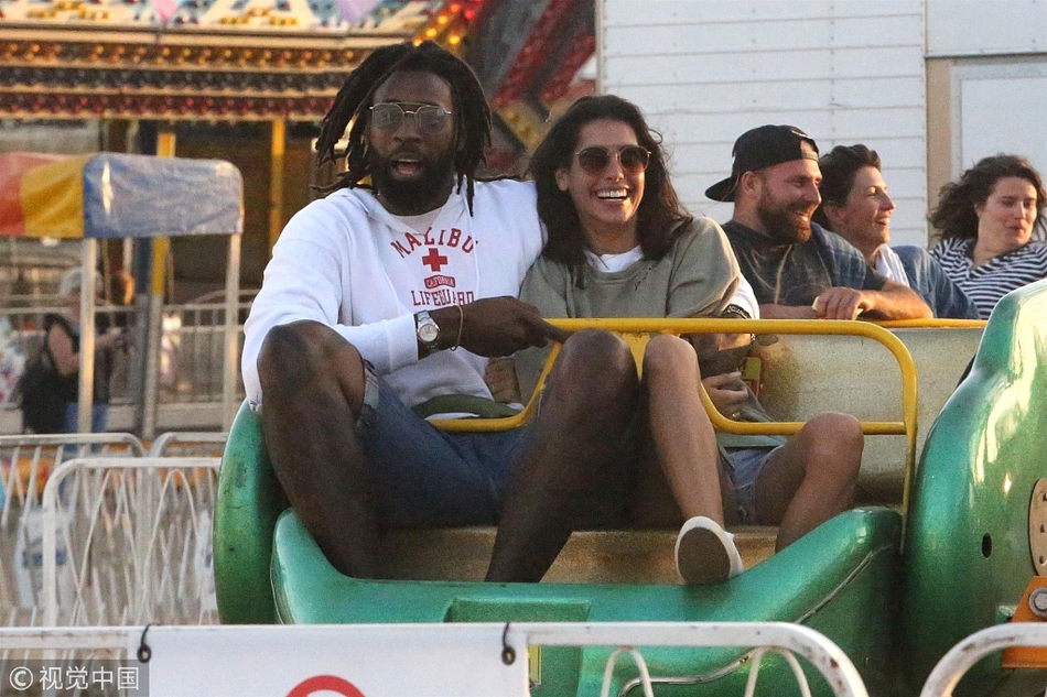 小乔丹休赛期度假享受二人世界