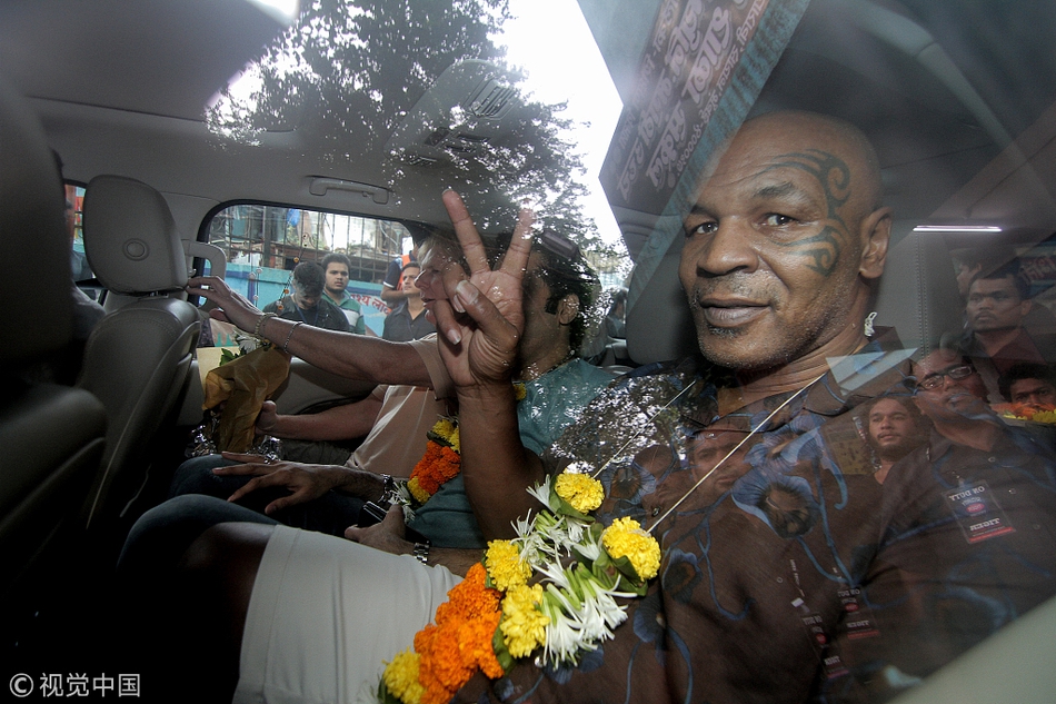 泰森现身孟买贫民窟学校献爱心 对镜头比V老拳王心不老