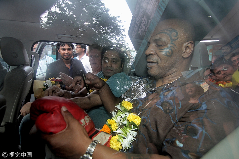 泰森现身孟买贫民窟学校献爱心 对镜头比V老拳王心不老