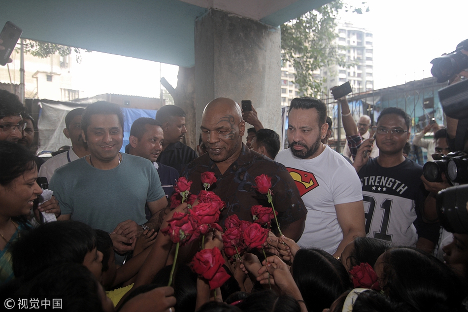 泰森现身孟买贫民窟学校献爱心 对镜头比V老拳王心不老