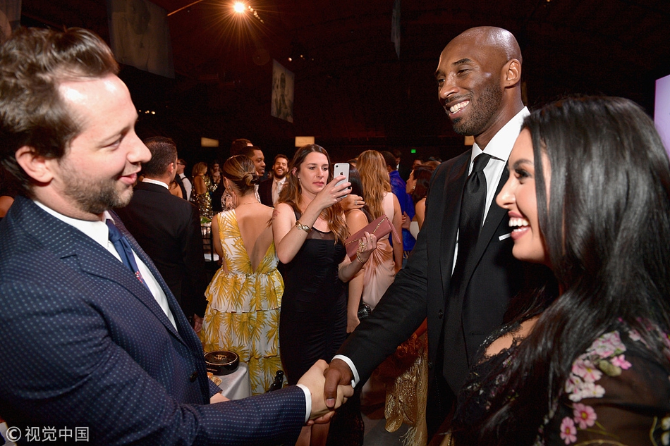 科比携爱妻出席活动