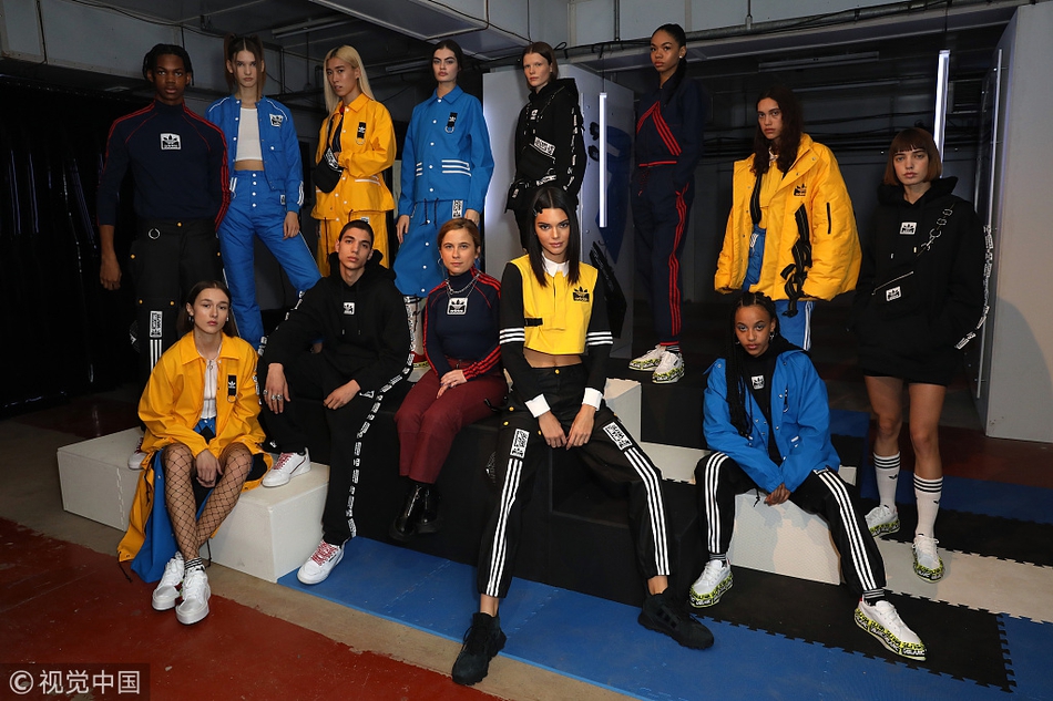 詹娜穿露脐运动装变活力少女