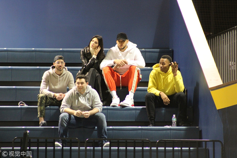 西蒙斯携女友詹娜观战大学篮球赛 二人亲密同框“撒狗粮”