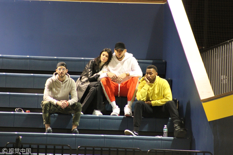 西蒙斯携女友詹娜观战大学篮球赛 二人亲密同框“撒狗粮”