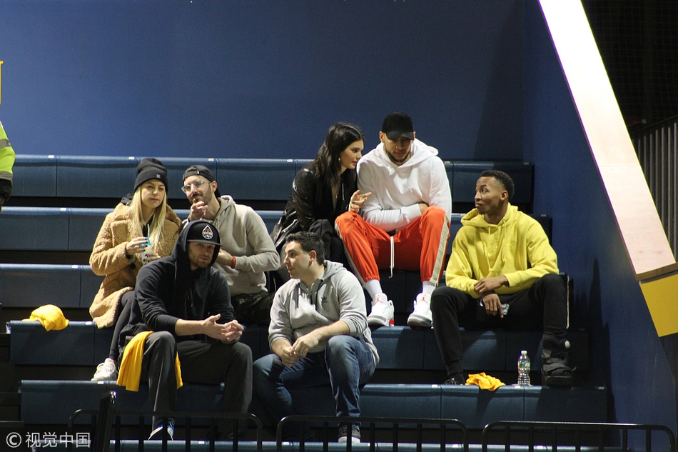 西蒙斯携女友詹娜观战大学篮球赛 二人亲密同框“撒狗粮”