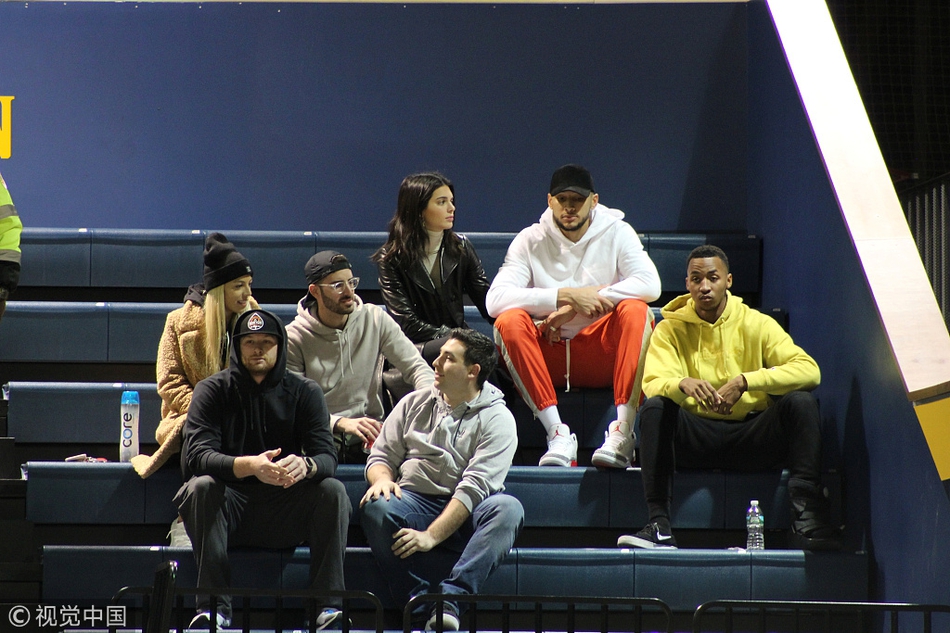 西蒙斯携女友詹娜观战大学篮球赛 二人亲密同框“撒狗粮”