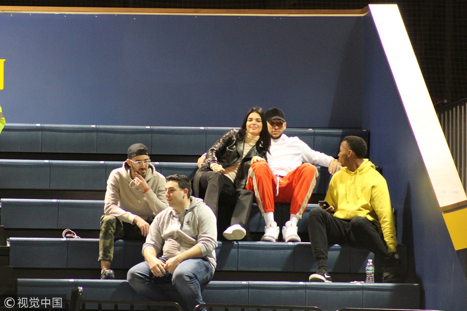 西蒙斯携女友詹娜观战大学篮球赛 二人亲密同框“撒狗粮”