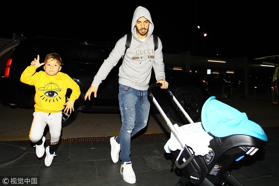 苏亚雷斯携家人出发度假奶爸架势十足