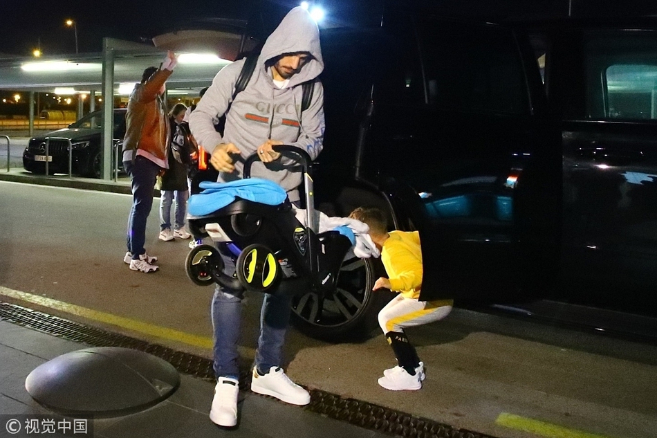 苏亚雷斯携家人出发度假奶爸架势十足