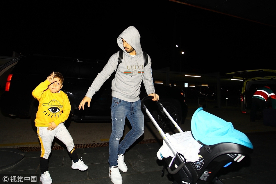 苏亚雷斯携家人出发度假奶爸架势十足